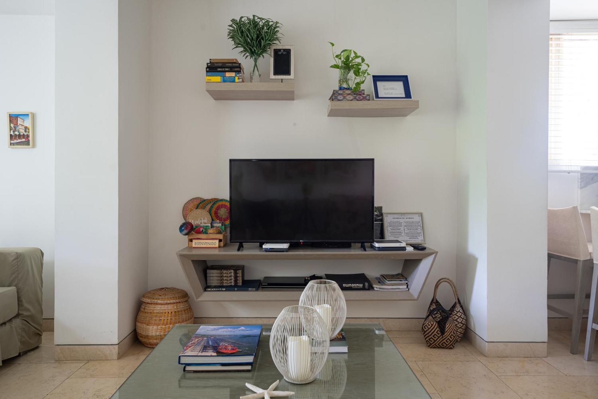 Walled Apt- Rooftop Pool & Private Garden *