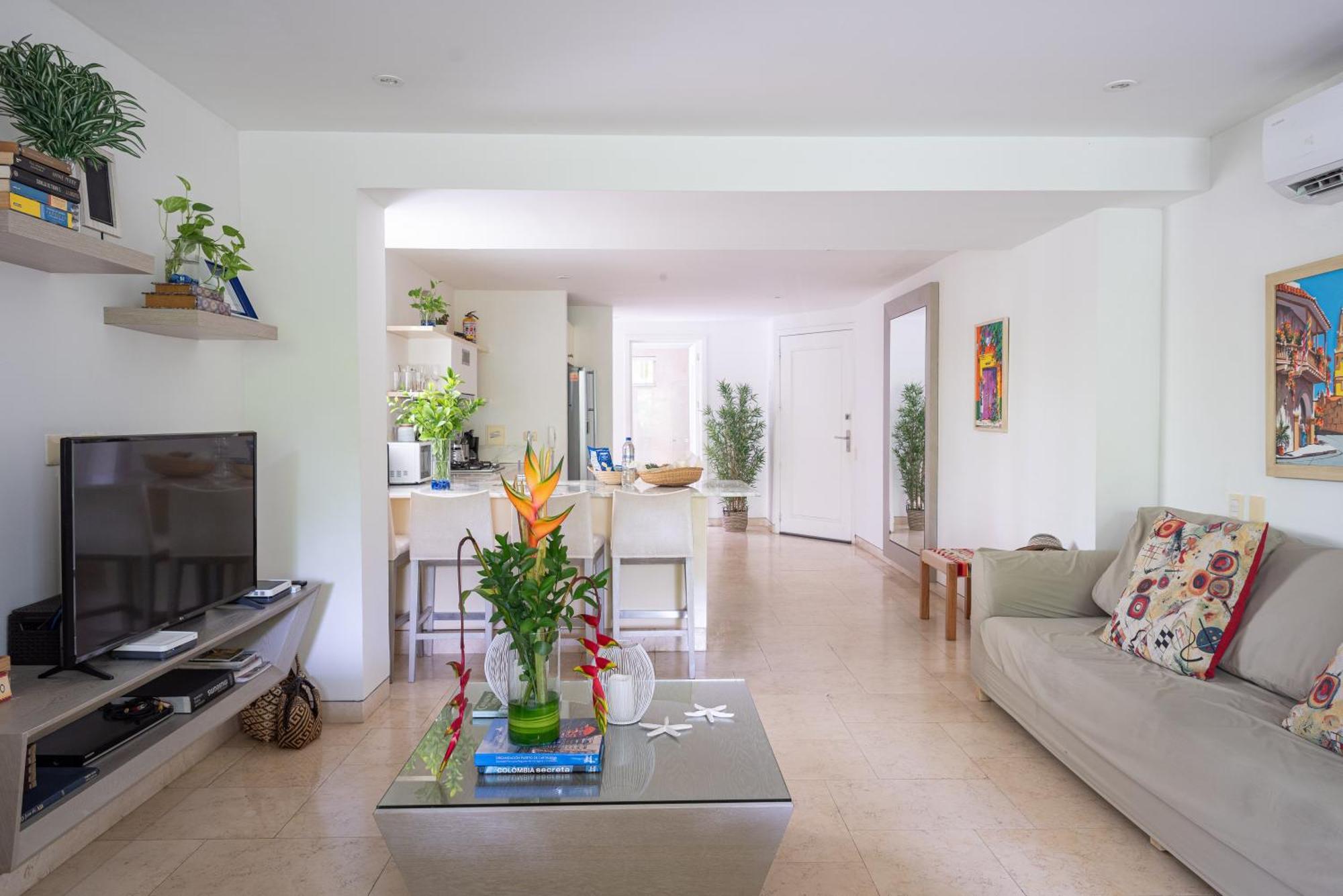 Walled Apt- Rooftop Pool & Private Garden