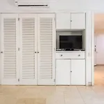 Walled City Apt- Rooftop Pool & Private Garden