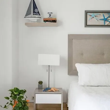 Walled Apt- Rooftop Pool & Private Garden Apartment
