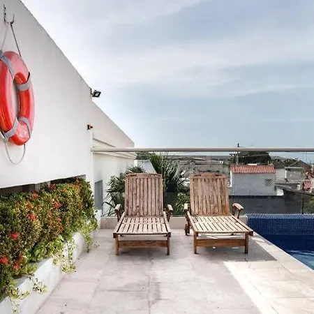 Walled Apt- Rooftop Pool & Private Garden *