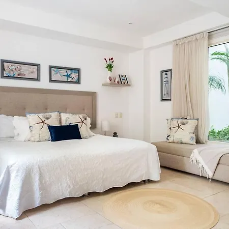 Walled Apt- Rooftop Pool & Private Garden Apartment *