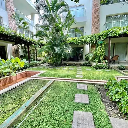Walled Apt- Rooftop Pool & Private Garden