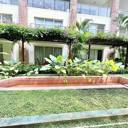 Walled Apt- Rooftop Pool & Private Garden Apartment