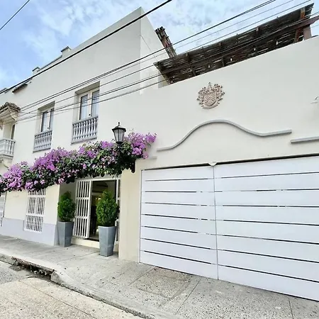 Walled Apt- Rooftop Pool & Private Garden Apartment