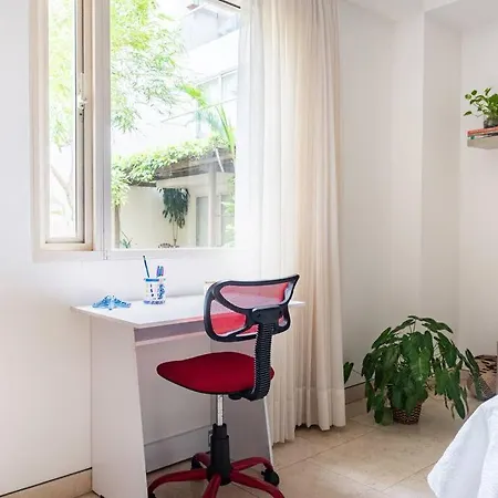 Walled Apt- Rooftop Pool & Private Garden Apartment *