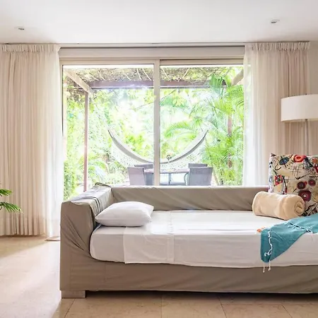 Apartment Walled Apt- Rooftop Pool & Private Garden