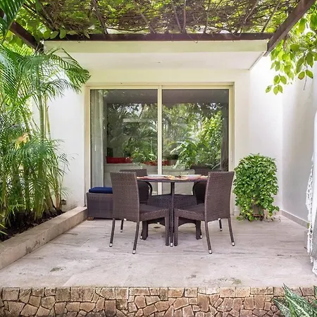 Apartment Walled Apt- Rooftop Pool & Private Garden